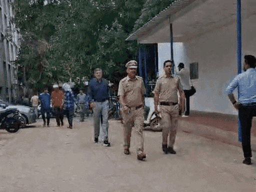 सुसाइड करने के बाद जांच अधिकारी विवेक शर्मा ने टीम के साथ मौके पर पहुंच कर घटनास्थल का जायजा लिया था।