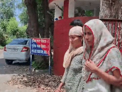उनके परिवार में पत्नी प्रमिला देवी, दो बेटियां और एक बेटा है। उनके दो भाई भी हैं- कृष्ण, वह आर्मी में कार्यरत हैं। दूसरे भाई अशोक हरियाणा रोडवेज में अपनी सेवाएं दे रहे हैं।