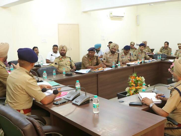 सीएम के जालंधर विजिट को लेकर मीटिंग करते पुलिस अधिकारी।