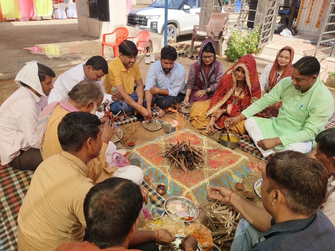 यज्ञ में सहायक अभियंता सुभाष मीणा, शिक्षाविद अर्चना मीणा, अधिशाषी अभियंता मोहनलाल स्वामी ने आहुतियां दी।