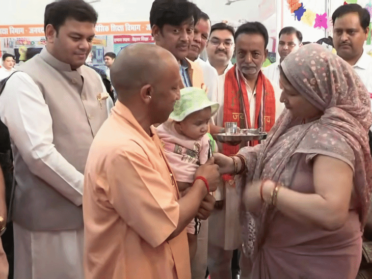 सीएम योगी ने अन्नप्राशन संस्कार के दौरान बच्चे को गोद में लेकर दुलार किया।
