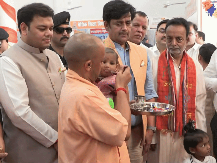 सीएम योगी ने बच्चों का अन्नप्राशन भी कराया। इस दौरान रवि किशन हाथ में पूजा की थाली लेकर खड़े रहे।