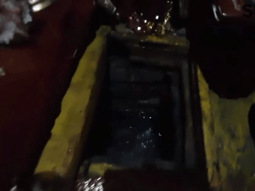 काली माता मंदिर, कालापानी, पिथौरागढ में स्थित है। इसमें एक तालाब है जिसे काली नदी का उद्गम स्थल माना जाता है।
