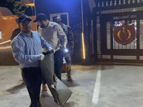 मौके से सबूत इकट्‌ठे करते हुए टीम।