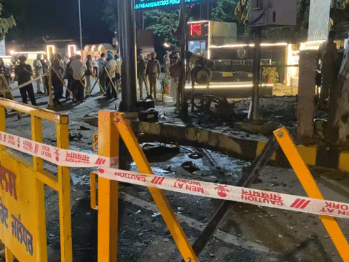 मौके पर पहुंची पुलिस ने इलाके को सील कर जांच शुरू की।