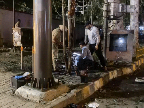 ब्लास्ट के बाद मौके पर पहुंची पुलिस जांच करती हुई।