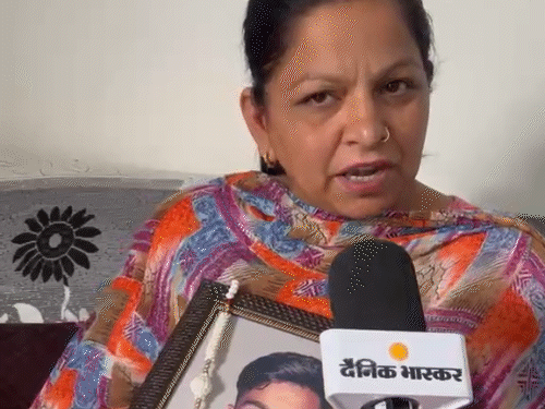 मृतक निखिल की मां गीता जानकारी देते हुए।