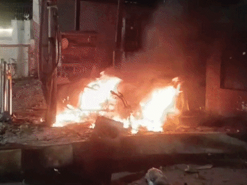 धमाके के बाद जलती स्कूटी, जांच करती टीम और जानकारी देती हुईं जालंधर पुलिस कमिश्नर धनप्रीत कौर। - Dainik Bhaskar