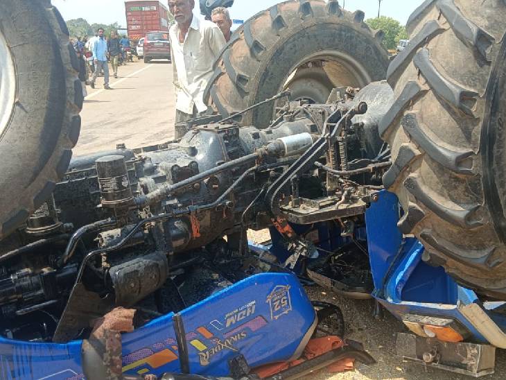 टक्कर के बाद पलटा ट्रैक्टर।