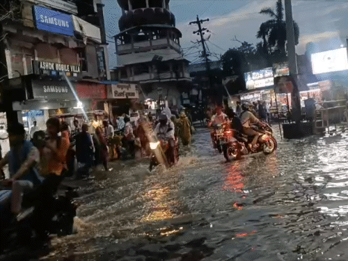 बिहार के वैशाली में बारिश के बाद पानी भर गया।