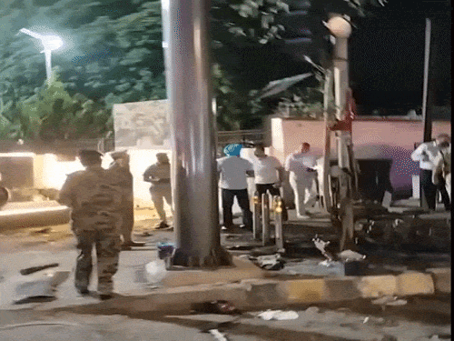 धमाके के बाद मौके पर पहुंची पुलिस जांच करते हुए। - Dainik Bhaskar