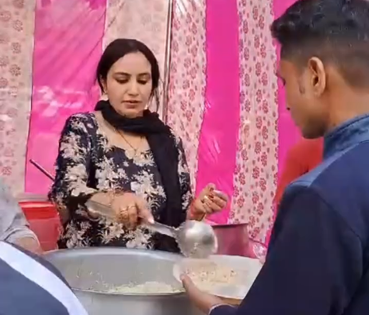 अमरीन कौर राय ने लंगर बांटते हुए समाज सेवा के वीडियो अपने इंस्टाग्राम अकाउंट पर शेयर किए हैं।