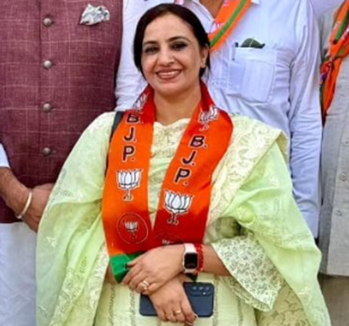 गले में भाजपा का पटका पहने हुए अमरीन कौर राय।