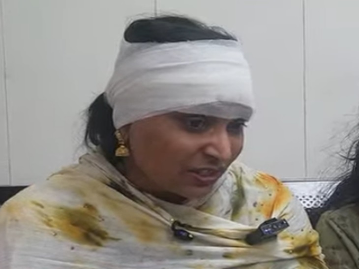 हमले के बारे में बताते हुए घायल महिला कृष्णा।