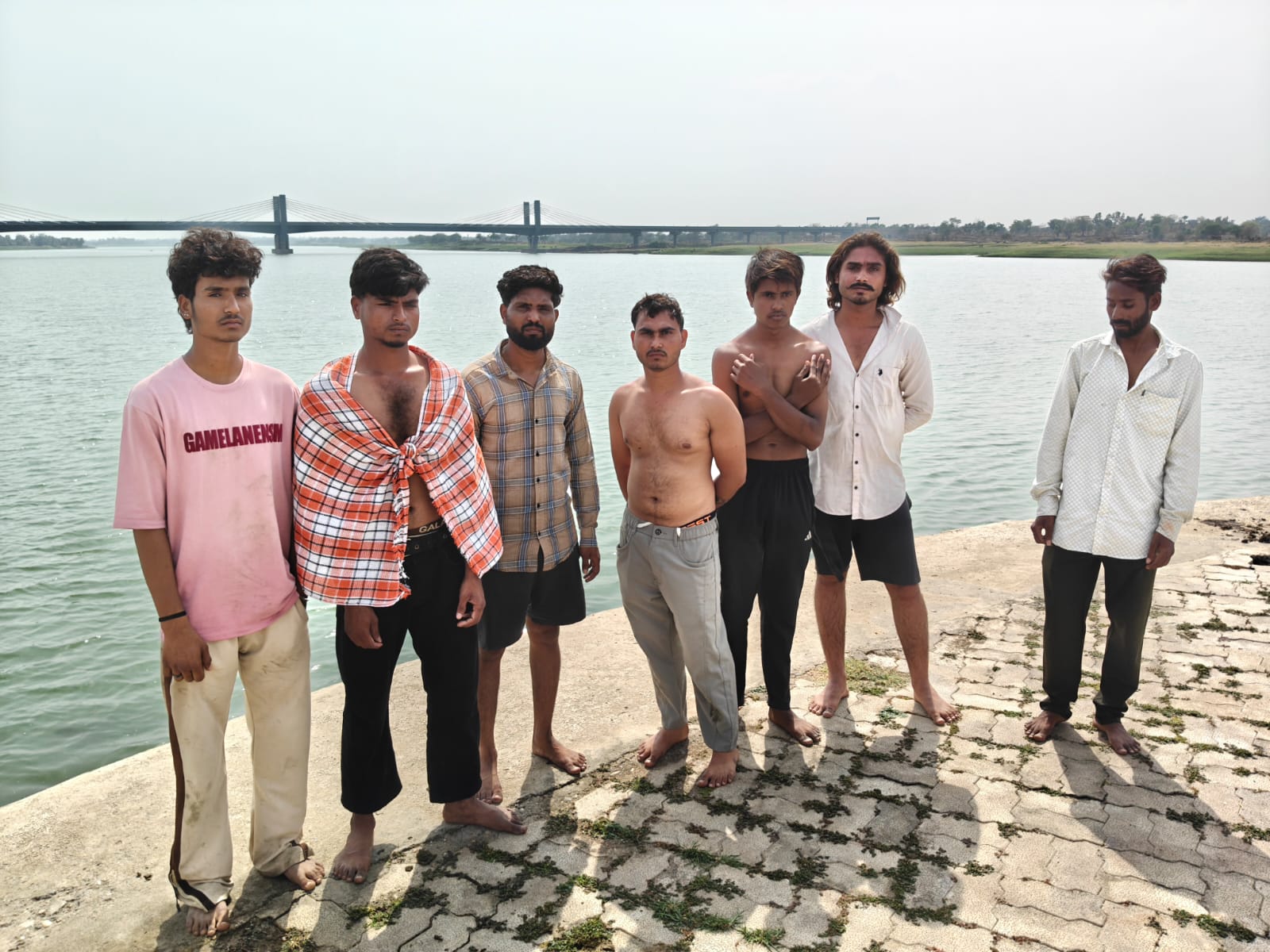 नाव पलटने के बाद लोकेश, डायलाल, चंद्रवीर, रमेश, दिनेश, राजू और प्रवीण तैरकर बाहर निकल आए।
