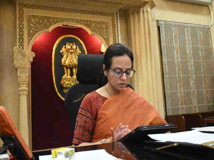 कलेक्टर अनुपमा जोरवाल ने अपना 'स्व-गणना' फॉर्म भरकर आधिकारिक पोर्टल पर जाकर अपनी जानकारी दर्ज की।