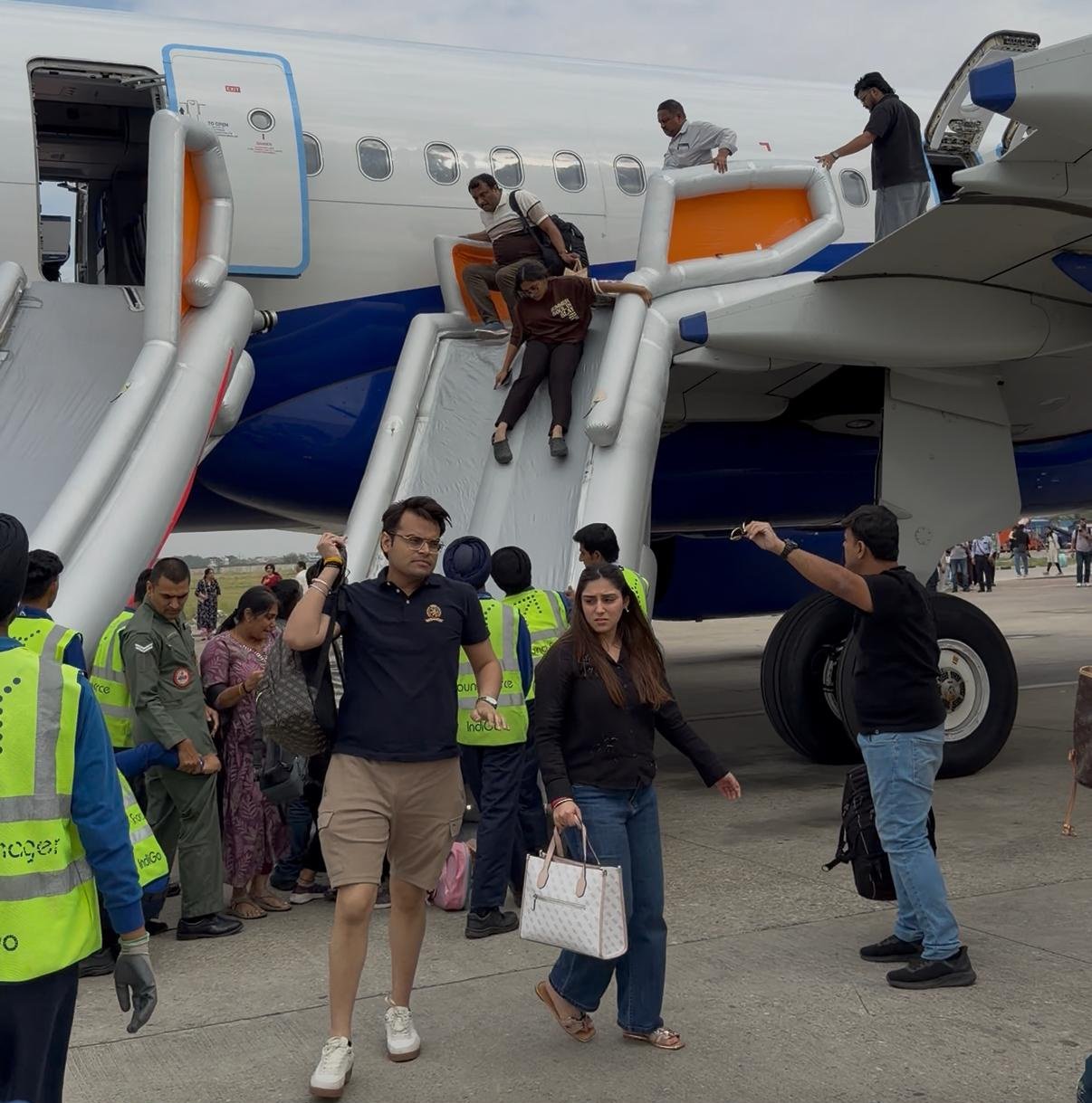 यात्रियों को उतारने के लिए 2 स्लाइडर खोले गए थे। एयरपोर्ट का ग्राउंड स्टाफ यात्रियों की सुरक्षित उतारने में जुटा था।