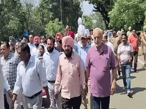 जालंधर में सिलेंडर के दाम में हुई वृद्धि के खिलाफ रोष मार्च निकालते कांग्रेस वर्कर।