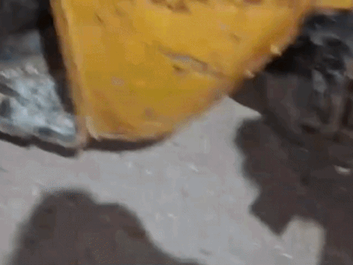 दोनों पक्षों के बीच ईंट-पत्थर चले।