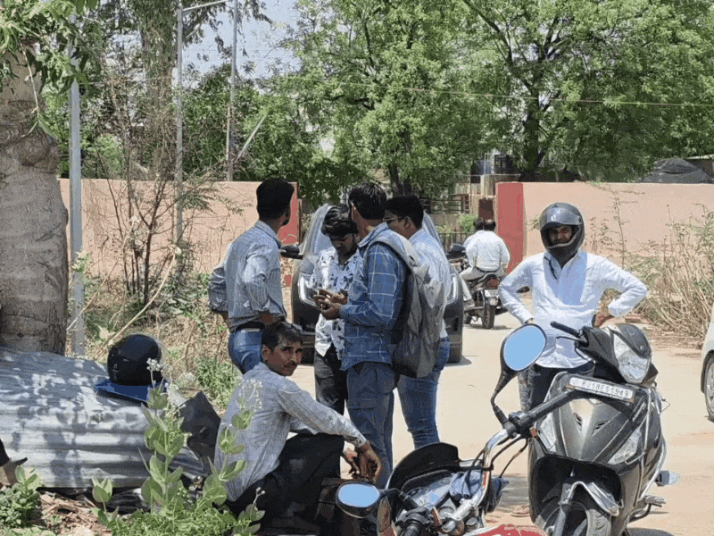 पासपोर्ट कार्यालय को बंद कर दिया गया और क्लाइंट बाहर इंतजार करते रहे।