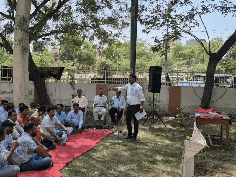 अजमेर विद्युत वितरण निगम के झुंझुनूं स्थित अधीक्षण अभियंता (SE) कार्यालय पर प्रदर्शन करते हुए कर्मचारी।