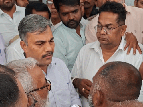 तस्वीर 2 अप्रैल की है। मामले की जांच करने के लिए जांच टीम ने सर्किट हाउस में दोनों पक्षों से बातचीत की थी।