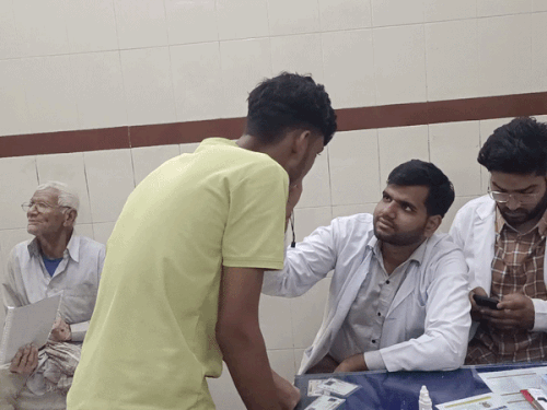 इंटर्नशिप डॉक्टर और रेजीडेंट डॉक्टर जनरल पेशेंट्स को‌ परामर्श दे रहे हैं।