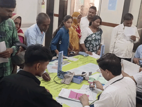 SK हॉस्पिटल में डॉक्टर्स के विरोध-प्रदर्शन को देखते हुए इंटर्न और रेजीडेंट डॉक्टर्स OPD में मरीज देख रहे हैं।