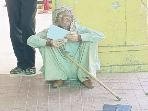 सीकर के SK जिला हॉस्पिटल में डॉक्टर्स का इंतजार करता बुजुर्ग मरीज।