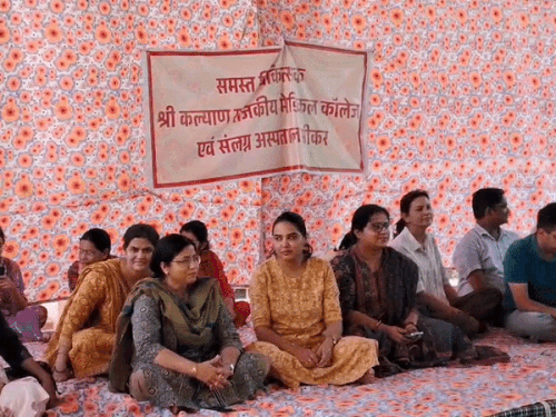 सीकर के SK हॉस्पिटल में धरने‌ पर बैठे डॉक्टर्स।