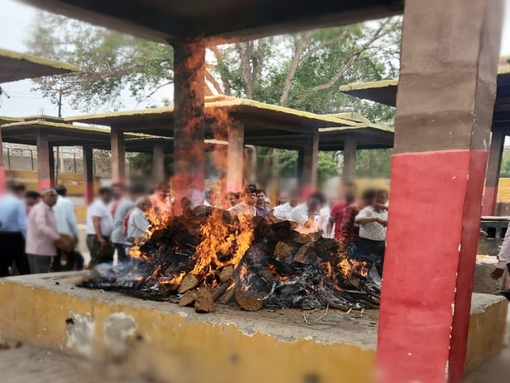 गांव में हुआ मृतक का अंतिम संस्कार