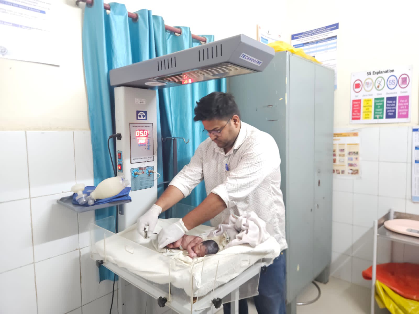 Agra Newborn Found in Bushes; Ants Bite Baby | Shamshabad News