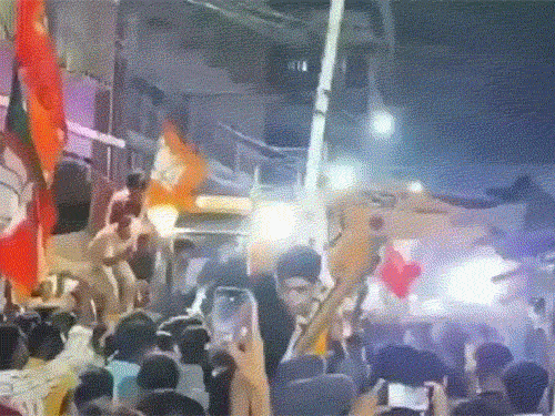 कोलकाता के न्यू मार्केट इलाके के पास भाजपा समर्थकों की भीड़ ने पार्टी का झंडा लेकर दुकानों में तोड़फोड़ की और TMC ऑफिस पर बुलडोजर चलवाया।