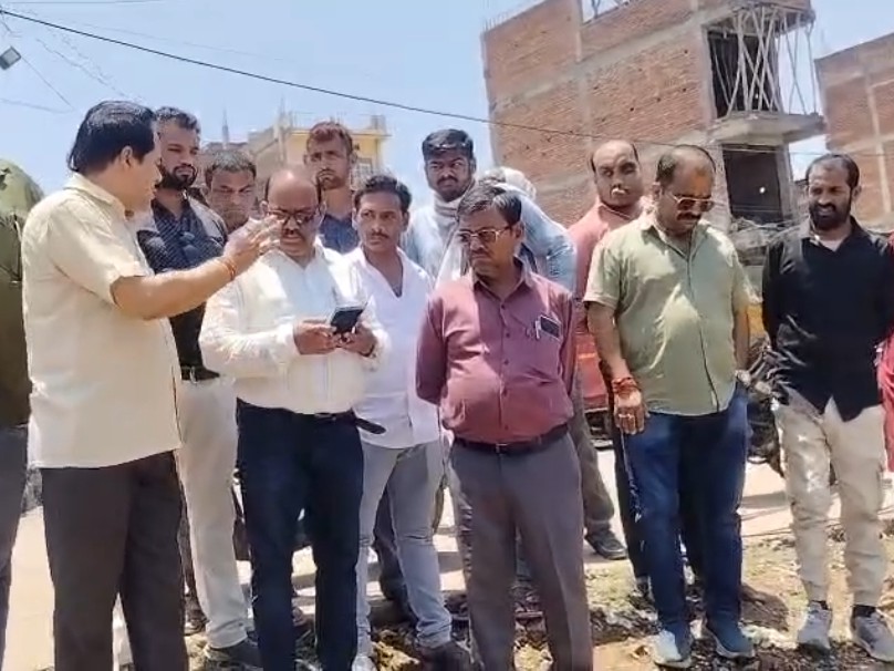नगर पंचायत उपाध्यक्ष के नेतृत्व में पार्षदों ने मौके पर विरोध प्रदर्शन किया गया।