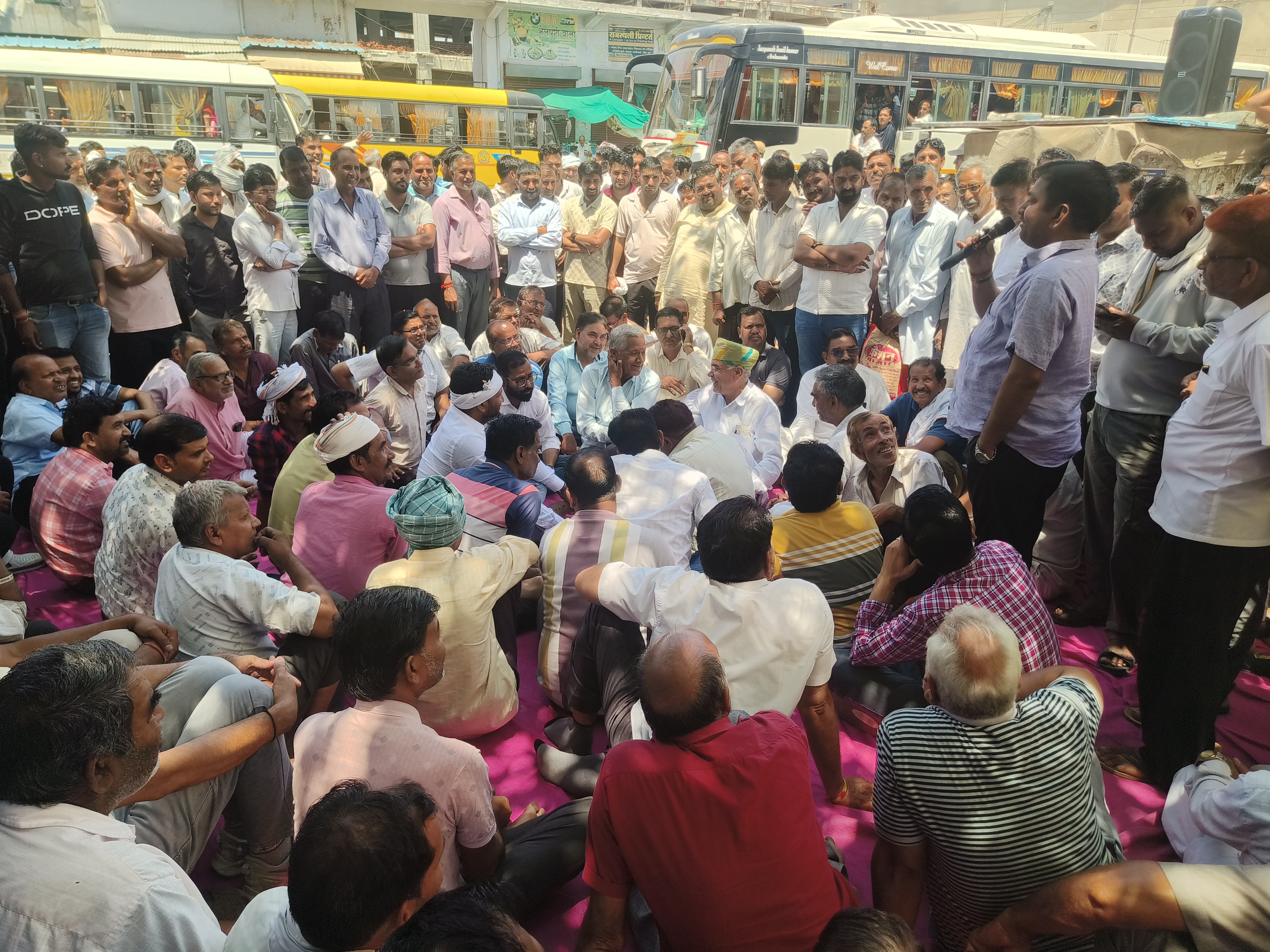 अतिक्रमण हटाने की कार्रवाई के विरोध में व्यापारियों ने प्रदर्शन किया।