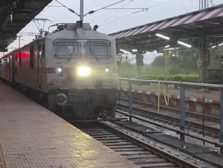 रीवा रेलवे स्टेशन पर बनी लिफ्ट बंद पड़ी हुई है।