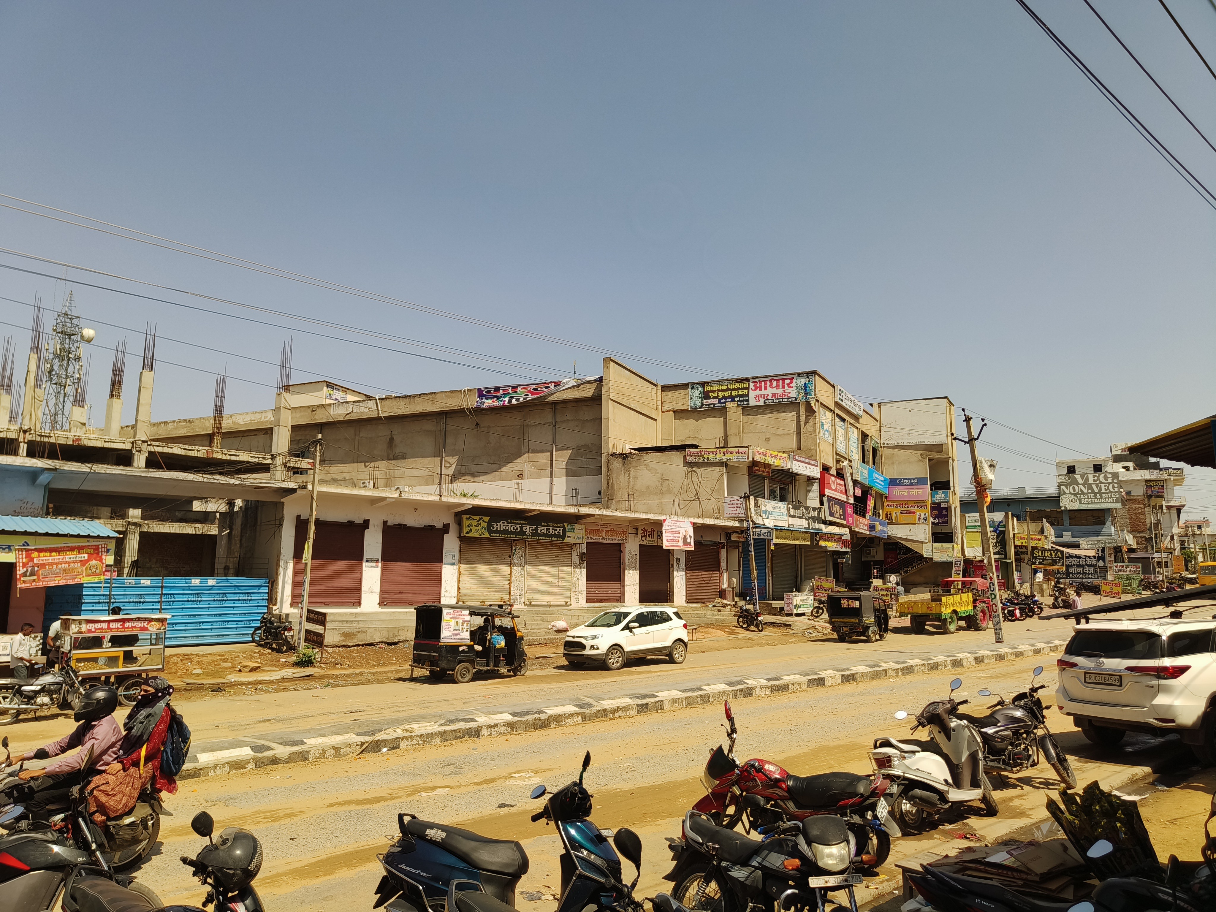 अतिक्रमण के विरोध में बाजार बंद रहा।