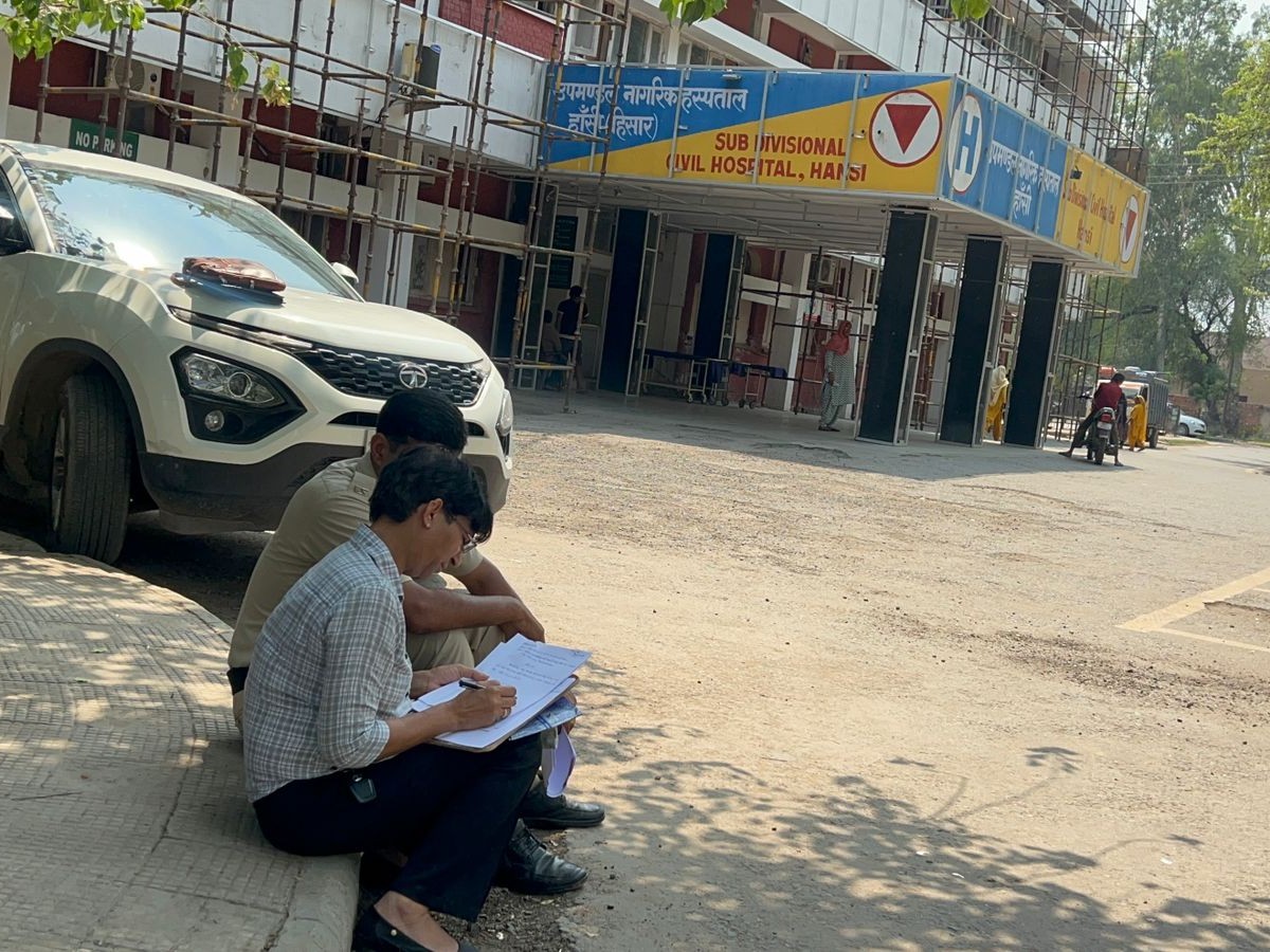 पंचनामे की कार्रवाई करते हुए जीआरपी पुलिस।
