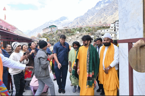 कई भक्त हाथ जोड़कर आशीर्वाद लेते नजर आए, जबकि कुछ लोग भावुक होकर उनके सामने घुटनों के बल बैठ गए।