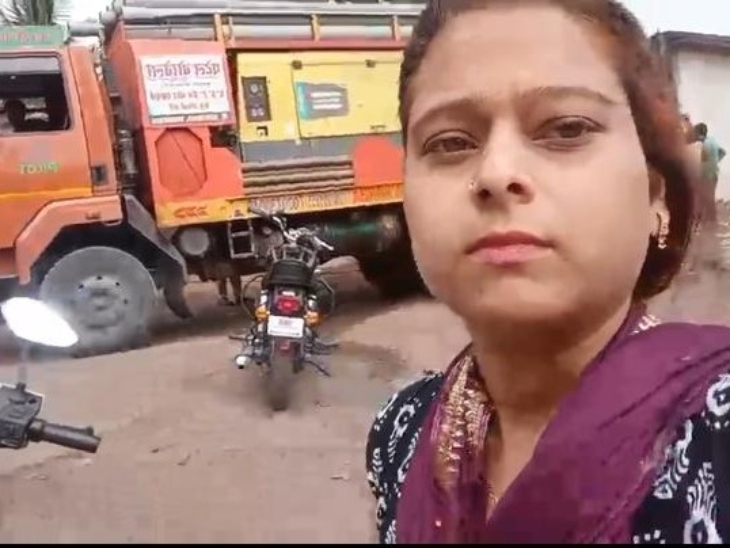 शिकायतकर्ता वार्डवासी जिन्होंने वीडियो के ज़रिये पार्षद पर आरोप लगाया है