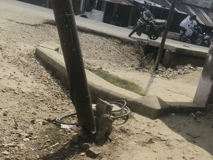 Gorakhpur Broken Electric Pole Poses Danger | Negligence