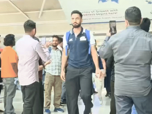 रायपुर एयरपोर्ट से बाहर निकलते हुए मुंबई इंडियंस की टीम।