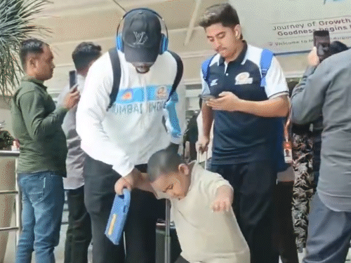 एयरपोर्ट पर एक बच्चे की मदद करते नजर आए खिलाड़ी।