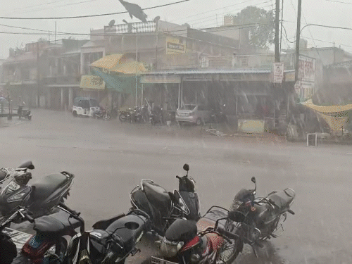 छत्तीसगढ़ के चारामा में बारिश से NH-30 डूब गया।