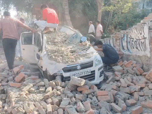 Bareilly Bus Stand Wall Collapse | Rickshaw Driver Injured