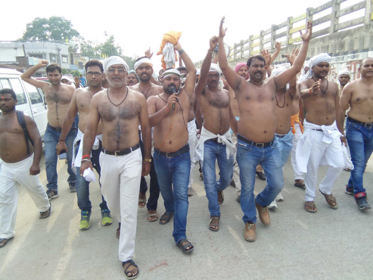 The picture is from September 2017. Shiksha Mitras protested semi-naked against the Yogi government's order of 10 thousand rupees honorarium and return to primary schools.