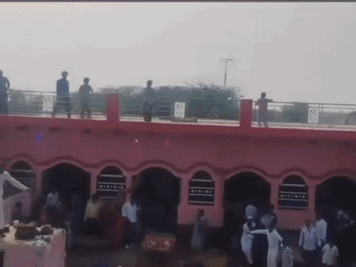 नूंह में साले की शादी में हुए विवाद में छतों से भी पत्थर बरसाए गए।