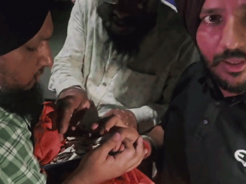 संगत ने एयरपोर्ट रोड पर जमा होकर रोष जताया।