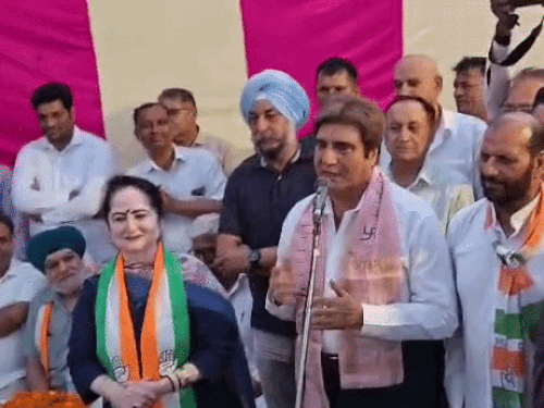 पंचकूला के सेक्टर-15 में कार्यक्रम संबोधित करते हुए राज बब्बर। - Dainik Bhaskar