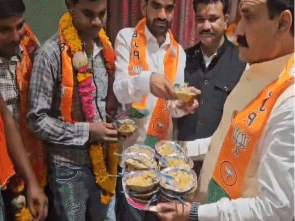 पूर्व मंत्री नरोत्तम मिश्रा ने भाजपा में शामिल कार्यकर्ताओं को झालमुड़ी खिलाई।